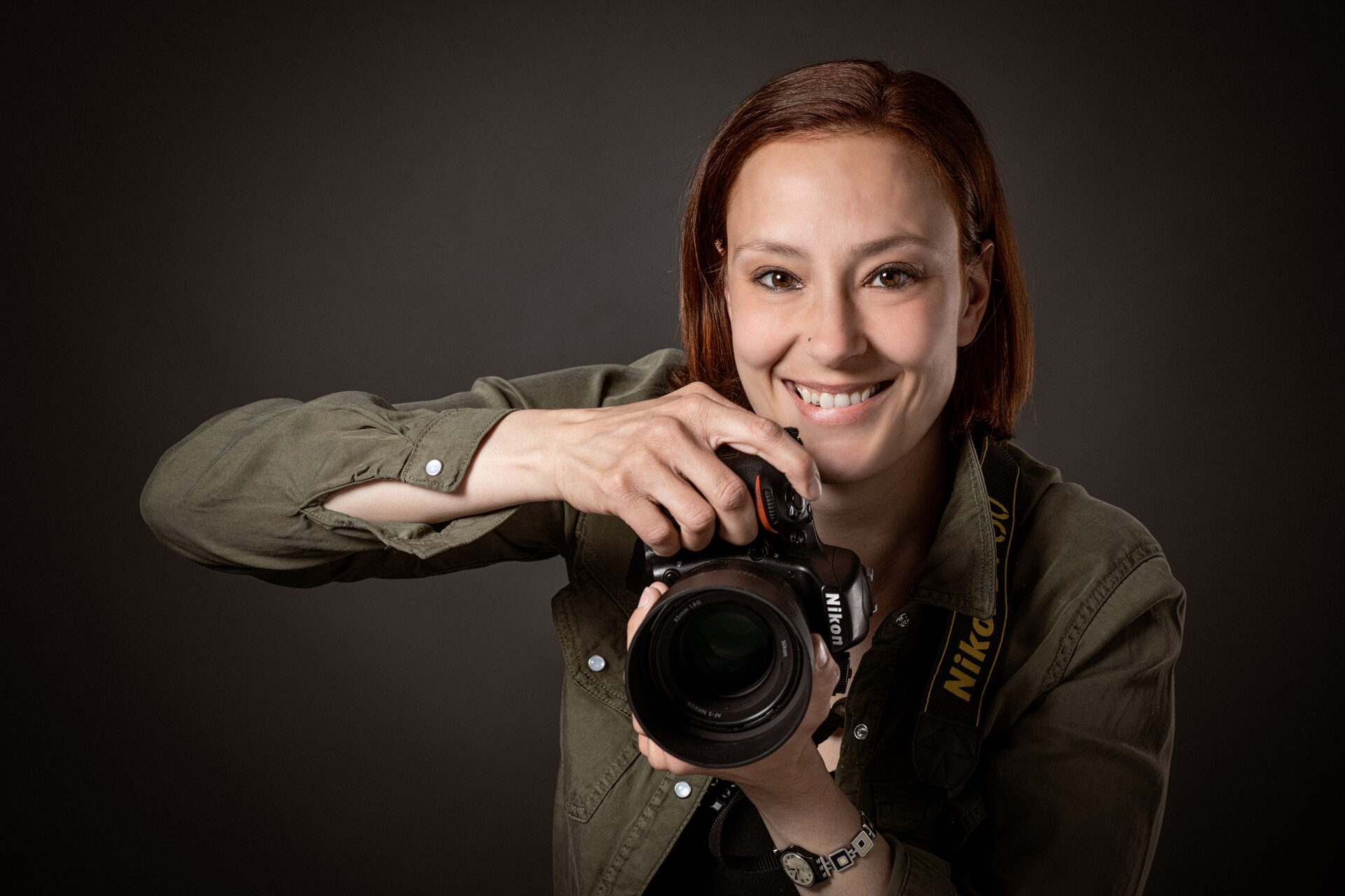 Mélanie Rohrer, Fotografin aus St. Gallen, hält ihre Kamera und lächelt
