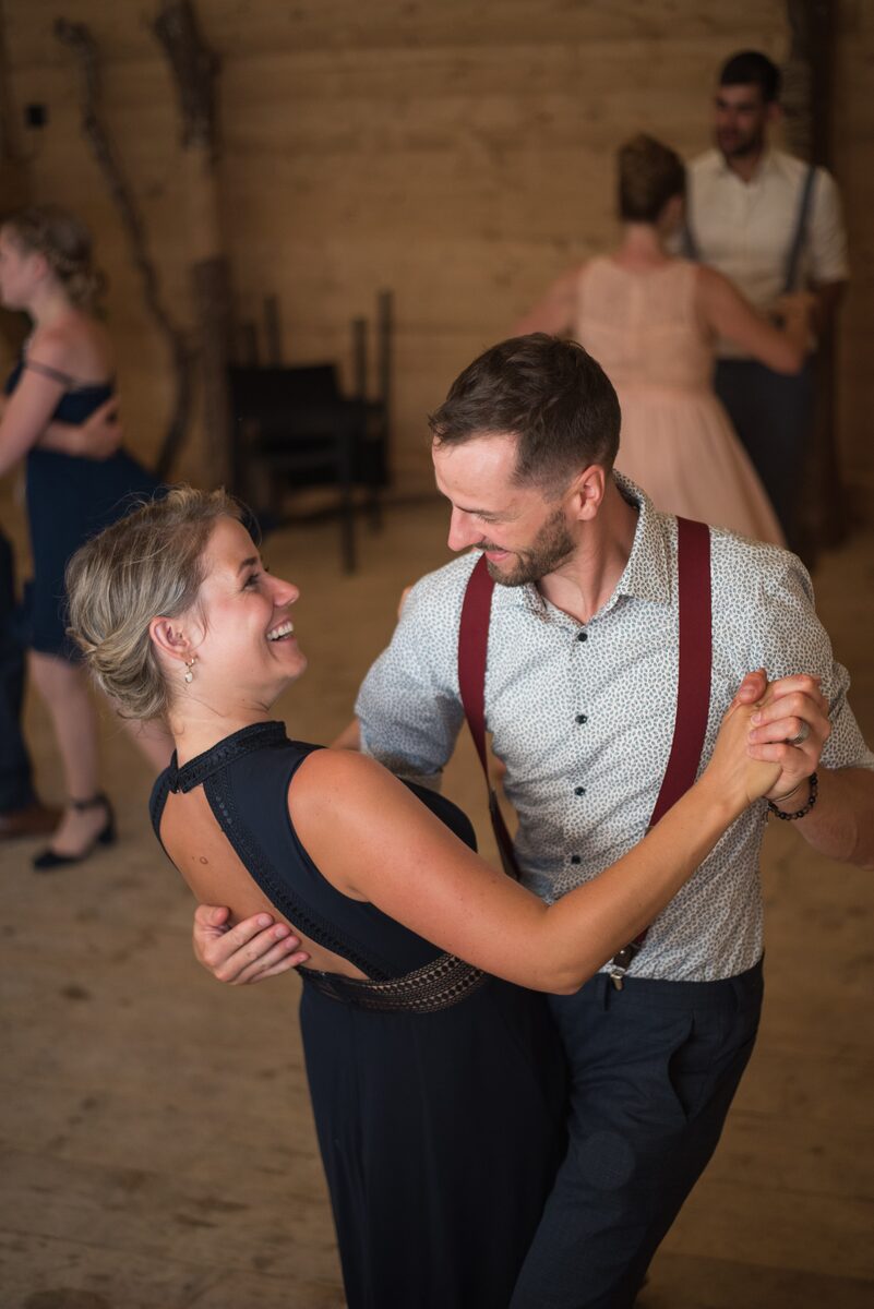 Hochzeitsfotografie – Brautpaar beim Tanz