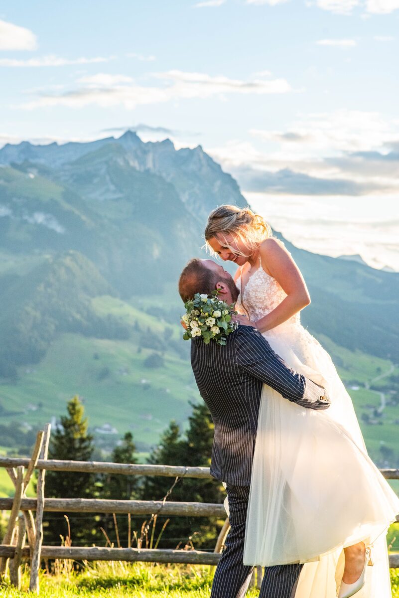 Hochzeitsfotografie – Bräutigam hebt die Braut hoch