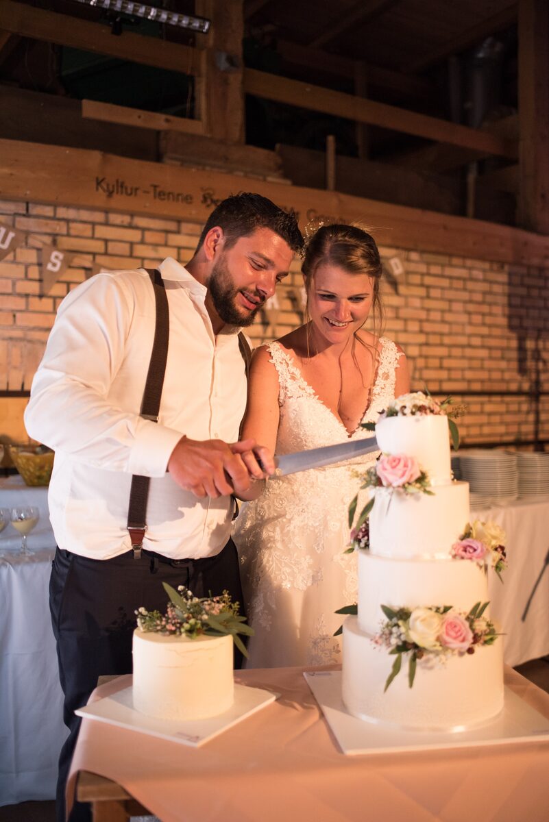 Hochzeitsfotografie – Torte anschneiden